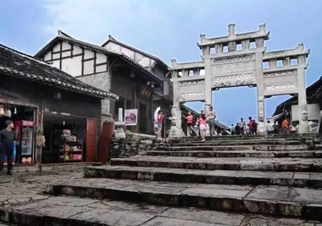 老公只是在客厅侧面装了个家庭影院,小区的业主都跑来我家参观